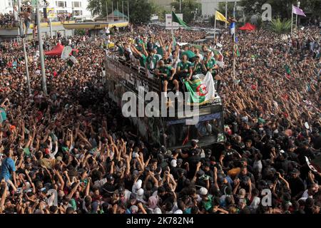 Les Algériens soutiennent à Alger la capitale de l'Algérie pour accueillir l'équipe nationale algérienne après leur victoire à la coupe d'Afrique des Nations 2019 Banque D'Images