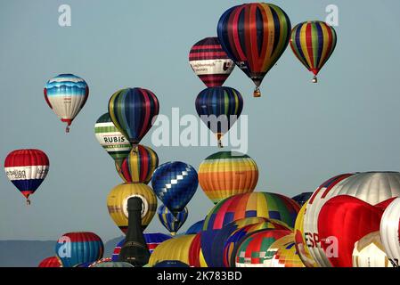 Le record du monde de 456 ballons en ligne n'a pas été battu mais l'aérostation biennale détient toujours ce record du monde suivi d'un vol de masse pendant le 30th anniversaire des Grands ballons aériens du monde de l'est 2019 le plus grand rassemblement de ballons dans le monde. Banque D'Images