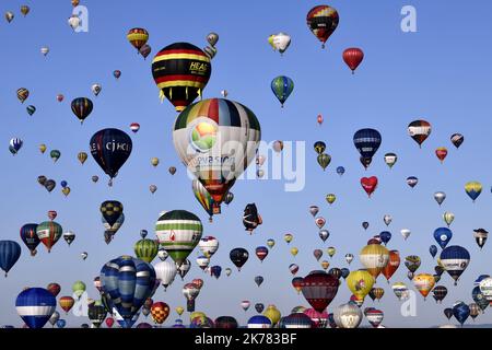 Le record du monde de 456 ballons en ligne n'a pas été battu mais l'aérostation biennale détient toujours ce record du monde suivi d'un vol de masse pendant le 30th anniversaire des Grands ballons aériens du monde de l'est 2019 le plus grand rassemblement de ballons dans le monde. Banque D'Images