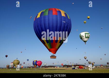 Le record du monde de 456 ballons en ligne n'a pas été battu mais l'aérostation biennale détient toujours ce record du monde suivi d'un vol de masse pendant le 30th anniversaire des Grands ballons aériens du monde de l'est 2019 le plus grand rassemblement de ballons dans le monde. Banque D'Images