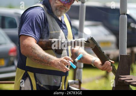 Clay Target Shooting - Sporting Welsh - Shooter jeter les cartouches usagées Banque D'Images