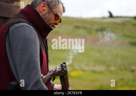 Tir à la cible en argile - Sporting Welsh - fumage de canons de fusils de chasse Banque D'Images