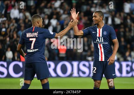 Killian Mbappe #7 Célébrez avec Abdou Dialo #22 le deuxième but lors du match de la Ligue française 1 entre Paris Saint Germain et Nîmes Olympique au stade du Parc des Princes sur 11 août 2019 à Paris, France. Banque D'Images