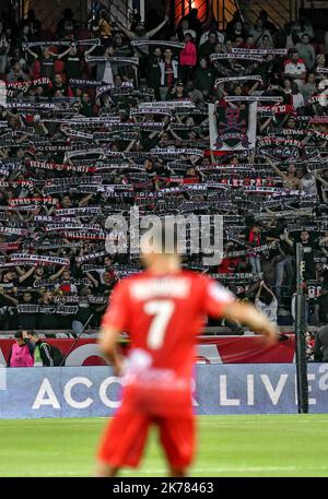 Ultras chante lors du match de la Ligue française 1 entre Paris Saint Germain et Nîmes Olympique au stade du Parc des Princes sur 11 août 2019 à Paris, France. / 11/08/2019 - France / Ile-de-France (région) / Paris - Banque D'Images