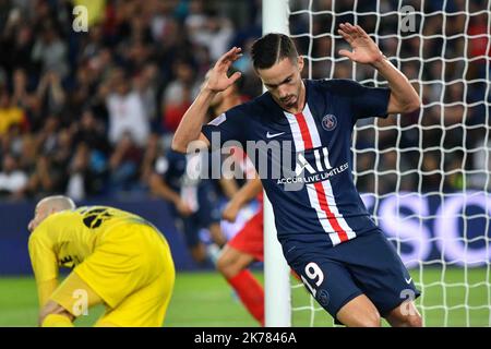 Edison Roberto Cavani #9 Célébrez le premier but lors du match de la Ligue française 1 entre Paris Saint Germain et Nîmes Olympique au stade du Parc des Princes sur 11 août 2019 à Paris, France. / 11/08/2019 - France / Ile-de-France (région) / Paris - Banque D'Images