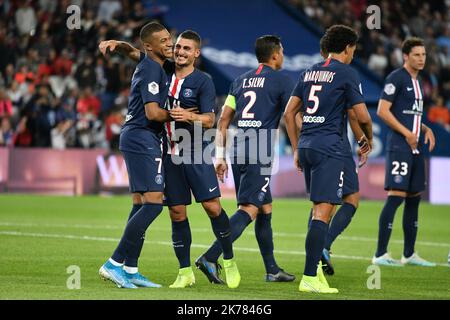 Killian Mbappe #7 Célébrez avec marco veratti le deuxième but lors du match de la Ligue française 1 entre Paris Saint Germain et Nîmes Olympique au stade du Parc des Princes sur 11 août 2019 à Paris, France. Banque D'Images