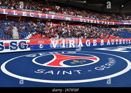 ©Julien Mattia / le Pictorium / MAXPPP - Julien Mattia / le Pictorium - 25/08/2019 - France / Ile-de-France / Paris - les ultras de Paris lors du match de Ligue 1 entre Paris Saint Germain (PSG) et le Toulouse football Club (TFC) au stade du Parc des Princes le 24 tout 2019 a Paris, France. / 25/08/2019 - France / Ile-de-France (région) / Paris - les ultras de Paris pendant le match de la Ligue 1 entre Paris Saint Germain (PSG) et le Club de football de Toulouse (TFC) au stade du Parc des Princes à 24 août 2019, en France. Banque D'Images