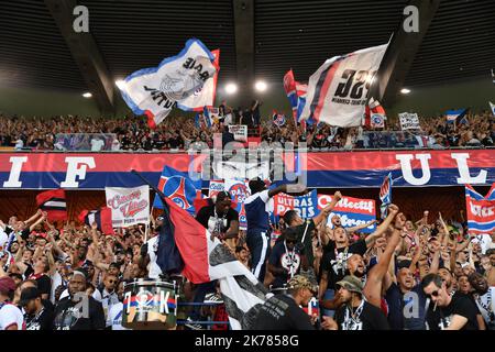 ©Julien Mattia / le Pictorium / MAXPPP - Julien Mattia / le Pictorium - 25/08/2019 - France / Ile-de-France / Paris - les ultras de Paris lors du match de Ligue 1 entre Paris Saint Germain (PSG) et le Toulouse football Club (TFC) au stade du Parc des Princes le 24 tout 2019 a Paris, France. / 25/08/2019 - France / Ile-de-France (région) / Paris - les ultras de Paris pendant le match de la Ligue 1 entre Paris Saint Germain (PSG) et le Club de football de Toulouse (TFC) au stade du Parc des Princes à 24 août 2019, en France. Banque D'Images