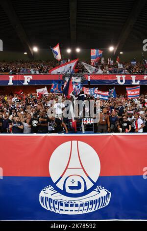 ©Julien Mattia / le Pictorium / MAXPPP - Julien Mattia / le Pictorium - 25/08/2019 - France / Ile-de-France / Paris - les ultras de Paris lors du match de Ligue 1 entre Paris Saint Germain (PSG) et le Toulouse football Club (TFC) au stade du Parc des Princes le 24 tout 2019 a Paris, France. / 25/08/2019 - France / Ile-de-France (région) / Paris - les ultras de Paris pendant le match de la Ligue 1 entre Paris Saint Germain (PSG) et le Club de football de Toulouse (TFC) au stade du Parc des Princes à 24 août 2019, en France. Banque D'Images