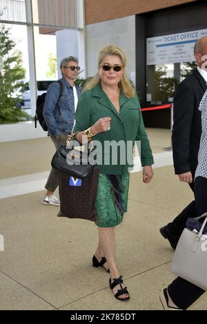 Catherine Deneuve arrive à l'aéroport de Venise pour le Festival du film de Venise 76th 2019