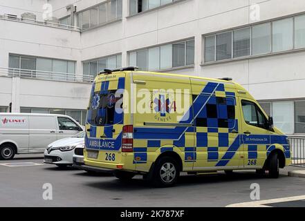 L'ambulance qui transportait l'ancien champion de F1 Michael Schumacher à l'hôpital Georges Pompidou de Paris. *** CONTENU EXCLUSIF - CETTE IMAGE PEUT ÊTRE EN DEHORS DE VOTRE CONTRAT - VEUILLEZ CONTACTER VOTRE RESPONSABLE DE COMPTE AVANT UTILISATION. ***** Banque D'Images