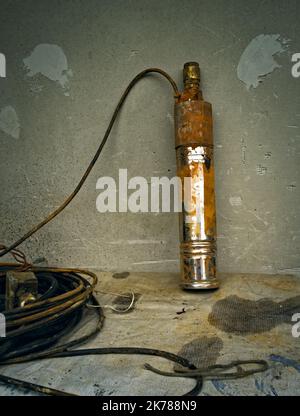 Ancienne pompe submersible rouillée pour l'eau potable Banque D'Images