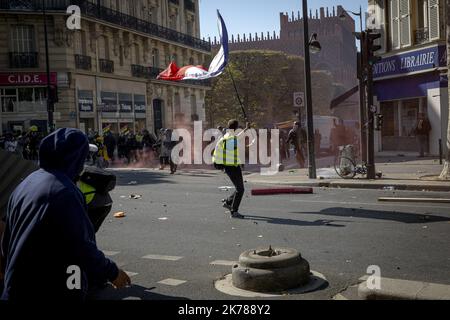 La manifestation climatique a été rejointe par le mouvement des gilets jaunes et des blocs noirs. Des affrontements se sont produits tout au long de la journée. Banque D'Images