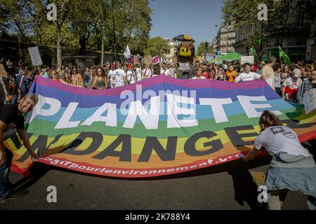 La manifestation climatique a été rejointe par le mouvement des gilets jaunes et des blocs noirs. Des affrontements se sont produits tout au long de la journée. Banque D'Images