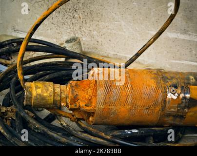 Ancienne pompe submersible rouillée pour l'eau potable Banque D'Images