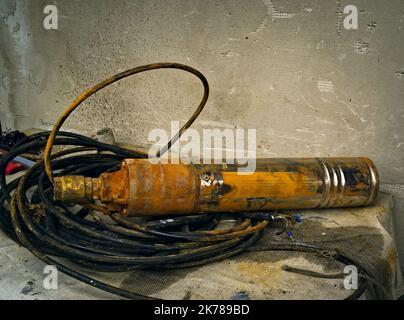 Ancienne pompe submersible rouillée pour l'eau potable Banque D'Images