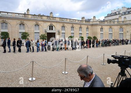 Les Français sont allés à l'Elysée ou un portrait et des cahiers de griefs étaient disponibles pour tous en hommage à Jacques Chirac à Paris sur 27 septembre 2019. Banque D'Images