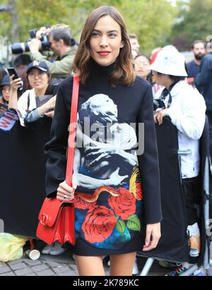 Alexa Chung participe au salon Valentino Womenswear Printemps/été 2020 dans le cadre de la semaine de la mode de Paris à Paris Banque D'Images