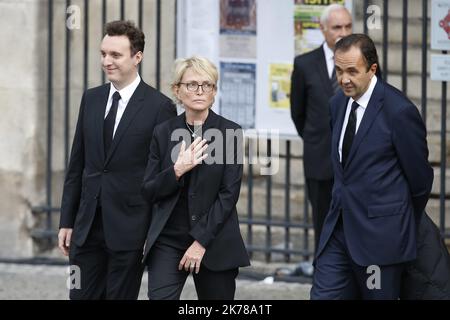 Sébastien Muylaert/MAXPPP - la fille de l'ancien président français Jacques Chirac, Claude Chirac (C), son fils Martin Rey-Chirac et son mari Frédéric Salat-Baroux (R) remercient les membres du public qui partent après les funérailles de l'ancien président français Jacques Chirac à Eglise Saint-Sulpice à Paris, en France. Les dirigeants du monde se sont réunis à Paris pour rendre hommage à l'ancien président français Jacques Chirac décédé le jeudi 26 septembre à l'âge de 86 ans. 30.09.2019 Banque D'Images