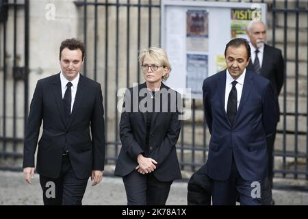 Sébastien Muylaert/MAXPPP - la fille de l'ancien président français Jacques Chirac, Claude Chirac (C), son fils Martin Rey-Chirac et son mari Frédéric Salat-Baroux (R) remercient les membres du public qui partent après les funérailles de l'ancien président français Jacques Chirac à Eglise Saint-Sulpice à Paris, en France. Les dirigeants du monde se sont réunis à Paris pour rendre hommage à l'ancien président français Jacques Chirac décédé le jeudi 26 septembre à l'âge de 86 ans. 30.09.2019 Banque D'Images