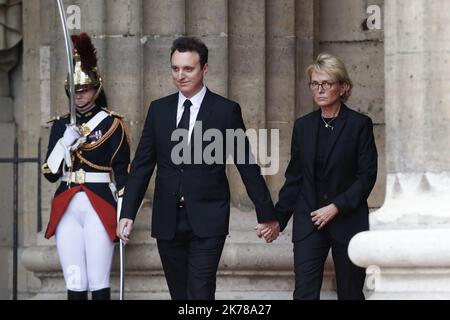 Sébastien Muylaert/MAXPPP - la fille de l'ancien président français Jacques Chirac, Claude Chirac (C), son fils Martin Rey-Chirac, remercie les membres du public qui partent après les funérailles de l'ancien président français Jacques Chirac à Eglise Saint-Sulpice à Paris, en France. Les dirigeants du monde se sont réunis à Paris pour rendre hommage à l'ancien président français Jacques Chirac décédé le jeudi 26 septembre à l'âge de 86 ans. 30.09.2019 Banque D'Images