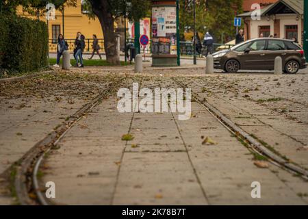 Piste de tramway dans la ville de Pilsen dans un ciel sombre automne venteux jour Banque D'Images