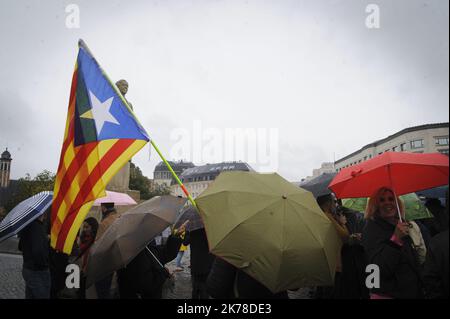 Ce dimanche, une centaine de personnes de la communauté catalane à Bruxelles et leurs partisans, ont organisé une marche en faveur du catalan et ont dénoncé la gestion de cette question par le gouvernement central espagnol. L'arrivée n'était pas loin de la Grand place de Bruxelles. Banque D'Images