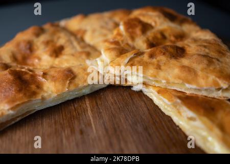 khachapuri traditionnel géorgien sur bois sur fond noir Banque D'Images