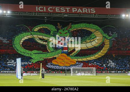 Tifo de Paris Saint-Germain lors du match de la Ligue française 1 entre Paris Saint Germain ( PSG ) et l'Olympique de Marseille ( OM ) au Parc des Princes à Paris, France. 27.10.2019 Banque D'Images