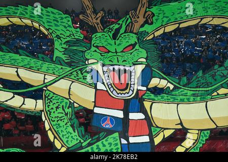 Olympique de Marseille le géant Tifo des Ultras de la capitale, représentant -Shenron- le dessin animé - Dragon ball Z- pendant le 11th jour de la Ligue 1 Conforama, entre Paris Saint Germain (PSG) et Olympique Marseille (OM) 27 octobre 2019 Banque D'Images