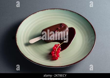 gâteau pop dessert ou crème glacée recouverte de chocolat sur l'assiette dans le restaurant Banque D'Images