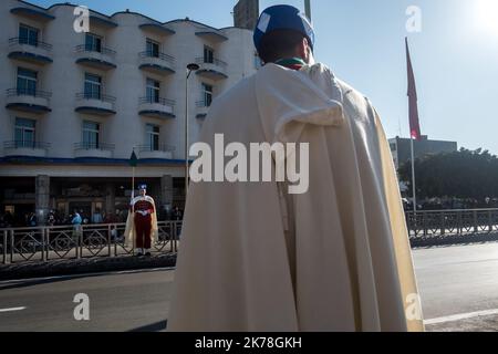 / 1/14/2019 - Maroc / Rabat - une foule de personnes est venue voir le roi Mohammed VI Il doit venir à la Médina de Rabat pour inspecter les travaux. Plusieurs projets sont en cours dans le cadre du programme de réhabilitation de l'ancienne médina de Rabat. L'objectif est de préserver l'architecture de la médina de Rabat, inscrite sur la liste du patrimoine mondial de l'UNESCO en 2012. Ce travail est l'un des points forts du programme intégré - Rabat Lumiere, capitale marocaine de la culture. Lancé par le souverain sur 12 mai 2014. 14 janvier 2019. Rabat, Maroc. Banque D'Images