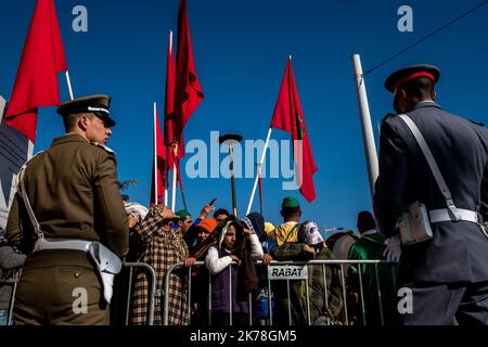 / 1/14/2019 - Maroc / Rabat - une foule de personnes est venue voir le roi Mohammed VI Il doit venir à la Médina de Rabat pour inspecter les travaux. Plusieurs projets sont en cours dans le cadre du programme de réhabilitation de l'ancienne médina de Rabat. L'objectif est de préserver l'architecture de la médina de Rabat, inscrite sur la liste du patrimoine mondial de l'UNESCO en 2012. Ce travail est l'un des points forts du programme intégré - Rabat Lumiere, capitale marocaine de la culture. Lancé par le souverain sur 12 mai 2014. 14 janvier 2019. Rabat, Maroc. Banque D'Images