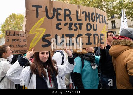 Greve et manifestation of soignants contre the reformes, the manque de moyen et contre the course a the competitivite in the hopitaux a Paris, le 14 novembre 2019. / 2019 - France / Ile-de-France (région) / Paris - Greve et démonstration des soignants contre les réformes, le manque de moyens et la course à la compétitivité dans les hôpitaux de Paris, 14 novembre 2019. Banque D'Images