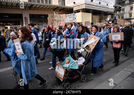 Greve et manifestation of soignants contre the reformes, the manque de moyen et contre the course a the competitivite in the hopitaux a Paris, le 14 novembre 2019. / 2019 - France / Ile-de-France (région) / Paris - Greve et démonstration des soignants contre les réformes, le manque de moyens et la course à la compétitivité dans les hôpitaux de Paris, 14 novembre 2019. Banque D'Images