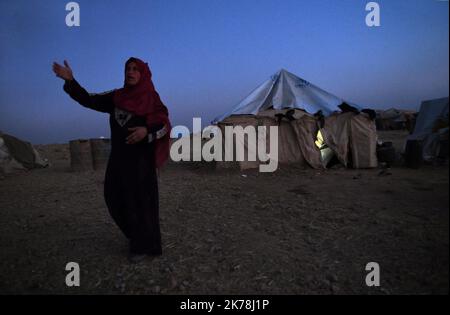 Abou Kabira, Syrie: Les personnes déplacées arabes syriennes qui ont fui des combats acharnés avec les forces turques dans leurs villages en première ligne restent maintenant dans la région d'Abou Kabira, près de tel Tamir, en Syrie, sur 16 novembre 2019. Ils ont dit que les besoins étaient super, surtout pour les couvertures dans l'air froid de nuit. Banque D'Images