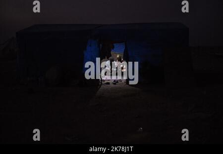 Abou Kabira, Syrie: Les personnes déplacées arabes syriennes qui ont fui des combats acharnés avec les forces turques dans leurs villages en première ligne restent maintenant dans la région d'Abou Kabira, près de tel Tamir, en Syrie, sur 16 novembre 2019. Ils ont dit que les besoins étaient super, surtout pour les couvertures dans l'air froid de nuit. Banque D'Images