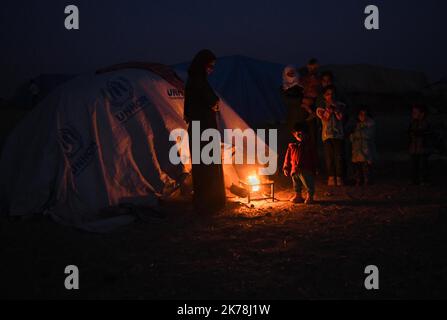 Abou Kabira, Syrie: Les personnes déplacées arabes syriennes qui ont fui des combats acharnés avec les forces turques dans leurs villages en première ligne restent maintenant dans la région d'Abou Kabira, près de tel Tamir, en Syrie, sur 16 novembre 2019. Ils ont dit que les besoins étaient super, surtout pour les couvertures dans l'air froid de nuit. Banque D'Images