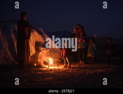 Abou Kabira, Syrie: Les personnes déplacées arabes syriennes qui ont fui des combats acharnés avec les forces turques dans leurs villages en première ligne restent maintenant dans la région d'Abou Kabira, près de tel Tamir, en Syrie, sur 16 novembre 2019. Ils ont dit que les besoins étaient super, surtout pour les couvertures dans l'air froid de nuit. Banque D'Images