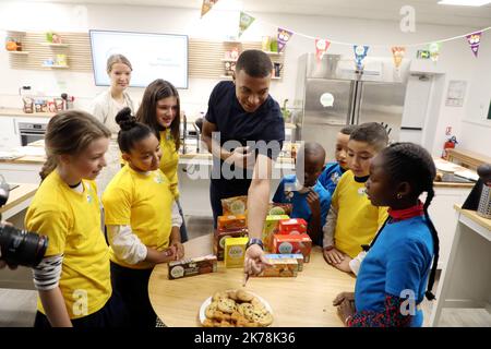 Paris, France, nov 20th 2019 - le champion français de football Kylian Mbappe à un cours de cuisine avec des enfants pour attirer leur attention sur une alimentation meilleure et moins sucrée. Banque D'Images