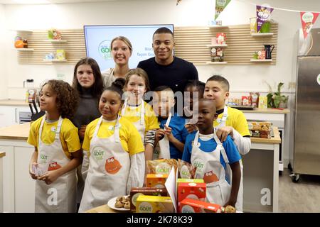 Paris, France, nov 20th 2019 - le champion français de football Kylian Mbappe à un cours de cuisine avec des enfants pour attirer leur attention sur une alimentation meilleure et moins sucrée. Banque D'Images