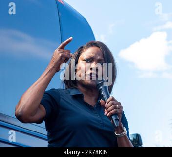 Les villages, Floride, Etats-Unis. 17th octobre 2022. 17 octobre 2022, les villages, FL : le candidat démocratique du Représentant du Sénat américain, Val Demings, fait un arrêt de campagne dans les villages, une communauté de retraite tentaculaire dans le centre de la Floride. (Credit image: © Dominic Gwinn/ZUMA Press Wire) Credit: ZUMA Press, Inc./Alamy Live News Banque D'Images