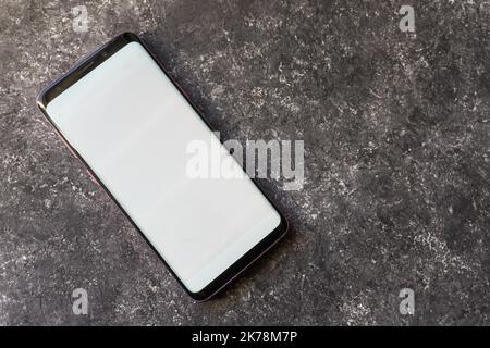 Écran OLED intégré sur le téléphone Samsung. Marques visibles, écran gravé sur un smartphone. Varsovie, Pologne - 16 octobre 2022. Banque D'Images
