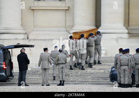 ©Julien Mattia / le Pictorium / MAXPPP - Julien Mattia / le Pictorium - 2/12/2019 - France / Ile-de-France / Paris - le Président de la République, Emmanuel Macron préside l'hommage national du aux traités militaires morts pour la France au Mali, Dans la Cour de l'Hôtel des Invalides le 02 décembre 2019. / 2/12/2019 - France / Ile-de-France (région) / Paris - le Président de la République, Emmanuel Macron, préside à l'hommage national aux treize soldats morts pour la France au Mali, dans la cour de l'Hôtel des Invalides le 02 décembre 2019. Banque D'Images