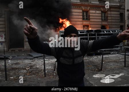 Incidents violents lors de la manifestation pour protester contre le plan de réforme des pensions du gouvernement en ce jour de grève des transports et dans d'autres régions. (Gare de l'est) Banque D'Images