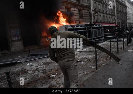 Incidents violents lors de la manifestation pour protester contre le plan de réforme des pensions du gouvernement en ce jour de grève des transports et dans d'autres régions. (Gare de l'est) Banque D'Images