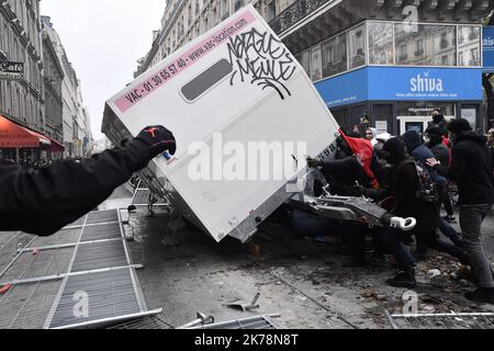 Incidents violents lors de la manifestation pour protester contre le plan de réforme des pensions du gouvernement en ce jour de grève des transports et dans d'autres régions. (Gare de l'est) Banque D'Images