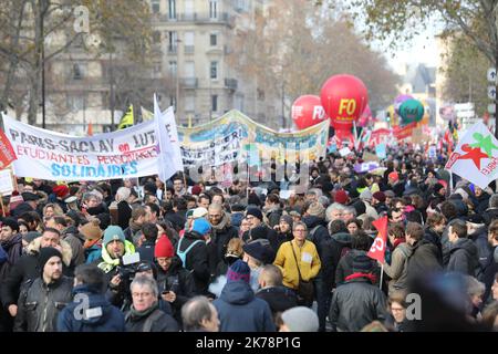 PHOTOPQR/LE PARISIEN/ARNAUD JOURNOIS ; PARIS ; 10/12/2019 ; MANIFESTATION DU 10 DÉCEMBRE / MANIFESTATION CONTRE LA FEFORME DES RETRAITES ENTRE INVALIDES ET DENFERT ROCHEREAU - FRANCE - 10 DÉCEMBRE, GRÈVE DE 2019 *** LÉGENDE LOCALE *** Banque D'Images