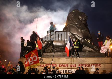 PHOTOPQR/LE PARISIEN/ARNAUD JOURNOIS ; PARIS ; 10/12/2019 ; MANIFESTATION DU 10 DÉCEMBRE / MANIFESTATION CONTRE LA FEFORME DES RETRAITES ENTRE INVALIDES ET DENFERT ROCHEREAU - FRANCE - 10 DÉCEMBRE, GRÈVE DE 2019 *** LÉGENDE LOCALE *** Banque D'Images