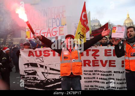 PHOTOPQR/LE PARISIEN/ARNAUD JOURNOIS ; PARIS ; 10/12/2019 ; MANIFESTATION DU 10 DÉCEMBRE / MANIFESTATION CONTRE LA FEFORME DES RETRAITES ENTRE INVALIDES ET DENFERT ROCHEREAU - FRANCE - 10 DÉCEMBRE, GRÈVE DE 2019 *** LÉGENDE LOCALE *** Banque D'Images